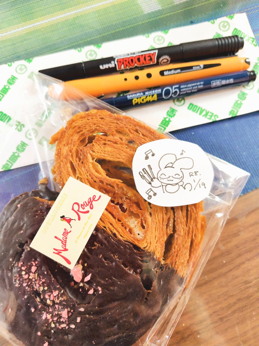 💙🥨🖋️💙

パンとペンを買いました🐰✨
ずっと使っていたペンがついに薄くなってきていて…せっかくなので、いろいろな種類を♫

ピグマ、プロッキーは昔馴染みですがSTABILOのは初めて！試し書きしたら不思議な面白さだったので、我慢できずに買っちゃいました！

どんな描き心地かな。
こんにちは☀