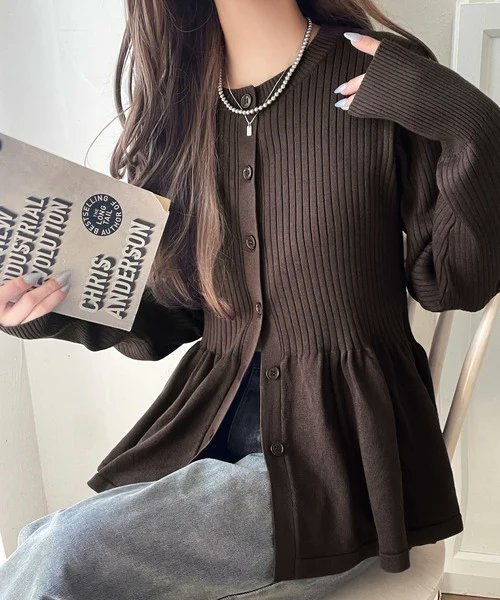 ElfClassical's tweet image. ／
メリハリシルエット✨
＼

✓リブフリルペプラムカーデトップス(ce1360006)
冬の大定番リブ編みニットに、ペプラムシルエットをプラス。
縦のラインを強調しつつ、気になる部分はふわっとカバーしてくれます。
大人っぽいと可愛いのいいとこ取りアイテムです♡

#クラシカルエルフ #プチプラ