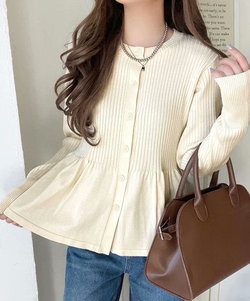 ElfClassical's tweet image. ／
メリハリシルエット✨
＼

✓リブフリルペプラムカーデトップス(ce1360006)
冬の大定番リブ編みニットに、ペプラムシルエットをプラス。
縦のラインを強調しつつ、気になる部分はふわっとカバーしてくれます。
大人っぽいと可愛いのいいとこ取りアイテムです♡

#クラシカルエルフ #プチプラ