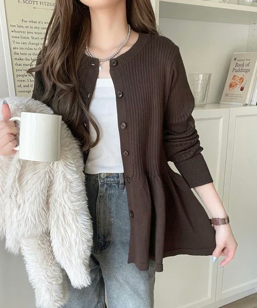 ElfClassical's tweet image. ／
メリハリシルエット✨
＼

✓リブフリルペプラムカーデトップス(ce1360006)
冬の大定番リブ編みニットに、ペプラムシルエットをプラス。
縦のラインを強調しつつ、気になる部分はふわっとカバーしてくれます。
大人っぽいと可愛いのいいとこ取りアイテムです♡

#クラシカルエルフ #プチプラ