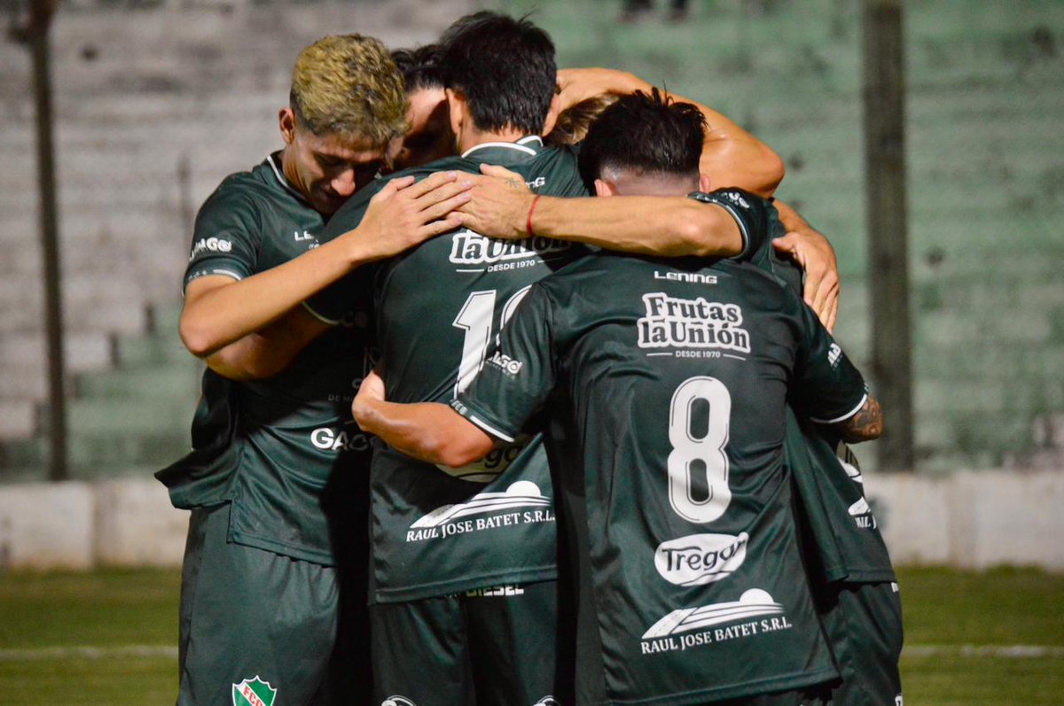 lmdeportiva.com.ar/ferro-y-un-pas…
<a href="/FerroDeLaPampa/">Ferro Carril Oeste</a> goleo a Atletico Ayacucho por la semifinal de ida del <a href="/TorneoRegional/">TorneoRegional_</a>