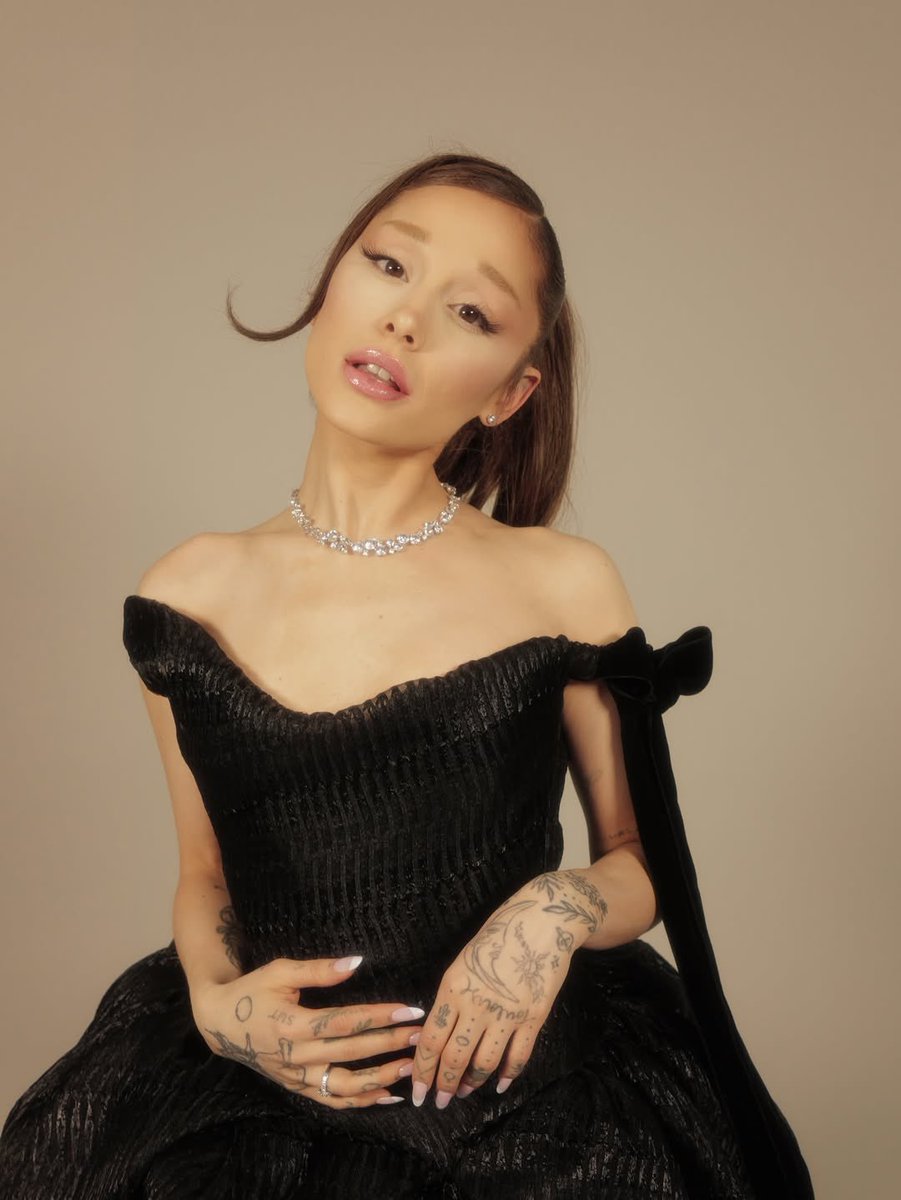 FilmUpdates's tweet image. Ariana Grande stuns for the Golden Globes.