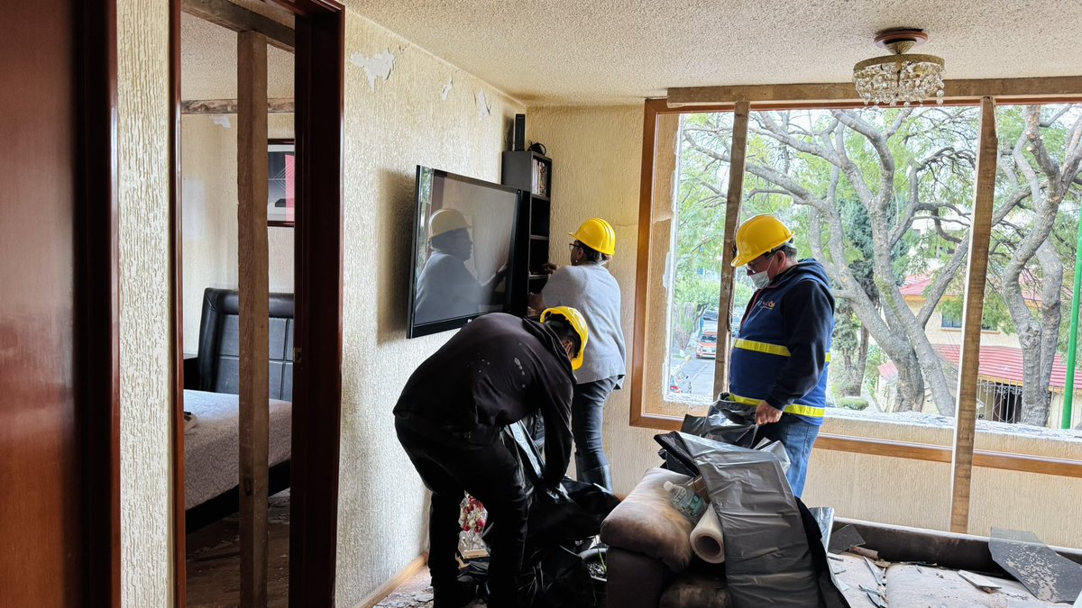 giogutierrezag's tweet photo. Damos acompañamiento permanente a vecinas y vecinos del edificio, donde el pasado viernes se originó la explosión. Sabemos que esto apenas es el inicio, pero junto con el @GobiernoMX y el @GobCDMX, vamos a seguir apoyándolos hasta que culmine la rehabilitación del inmueble. https://t.co/3s2m1Woo8L