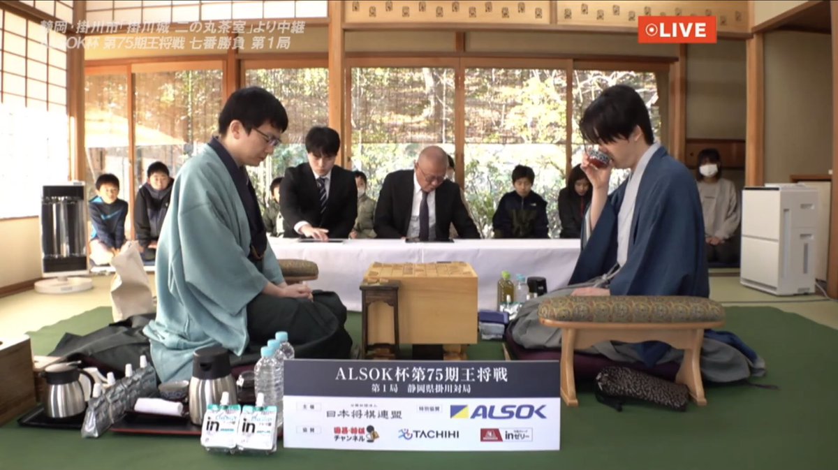 王将戦開幕局掛川城対局2日目

1️⃣藤井聡太王将入室

2️⃣封じ手は予想通りの☗26金

3️⃣対局開始

4️⃣2日目は片手🍵

1日目は永瀬拓矢九段有利、藤井聡太王将反撃なるか📣

youtube.com/live/L1-iiZXyc…