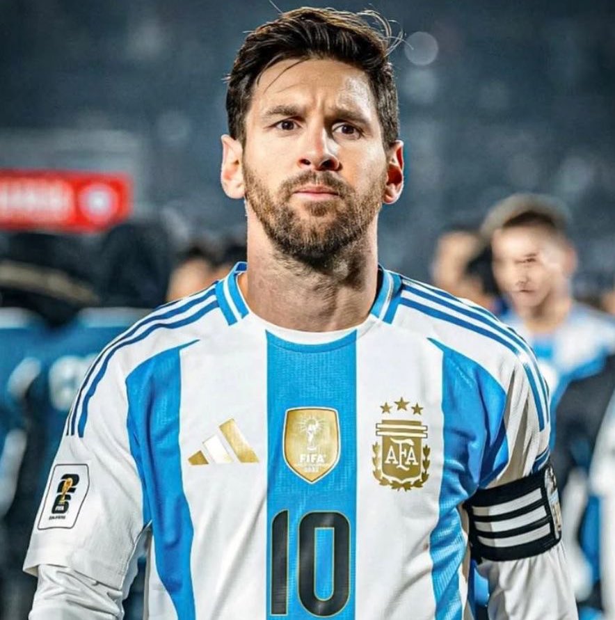 PortalMilanBR's tweet image. Marco van Basten 🎙️

“Cristiano Ronaldo é um bom jogador, mas quem diz que ele é melhor que Lionel Messi não entende nada de futebol, ou está dizendo isso de má fé. Messi é único. Impossível de imitar e impossível de repetir.”