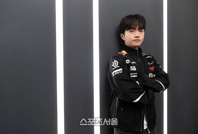 theclutchmeta's tweet photo. Keria: “I’ve always thought one-club men were cool since I was young. I have that ambition. T1 is the best. There’s no reason to leave.”

Keria: “We can’t know the future, but the team and I have built mutual trust. I will continue to do my best going forward.” https://t.co/yiTtVIzj9i