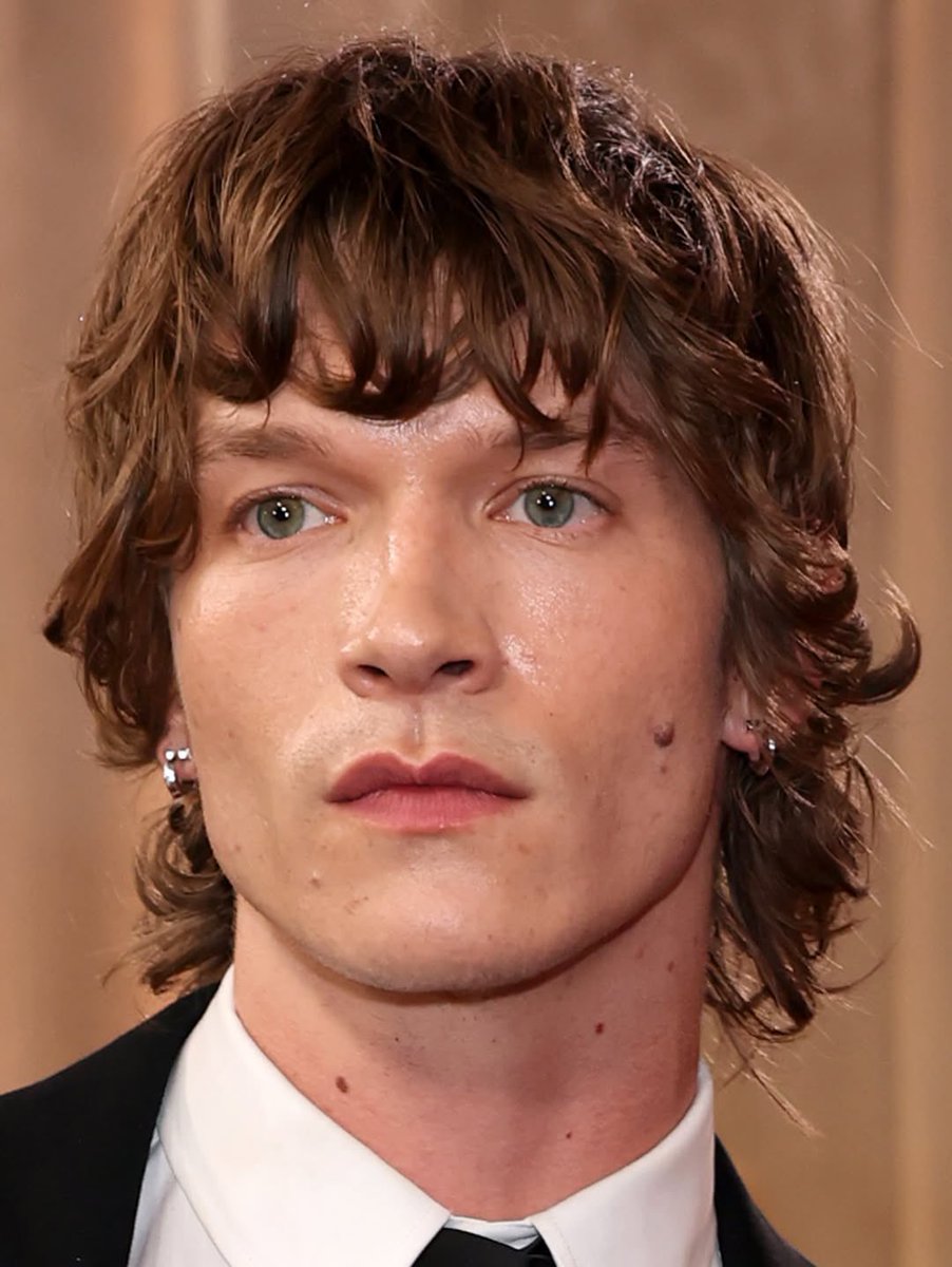 poponze's tweet photo. FACE CARD! Connor Storrie servindo beleza no red carpet do Globo de Ouro. ✨ https://t.co/CCd0m5Rq8o