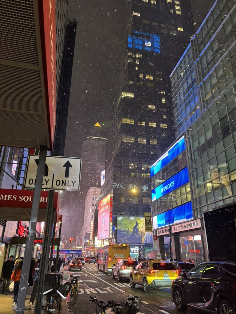 KAINENlER's tweet image. nier fans in nyc why is white chlorination syndrome happening right now