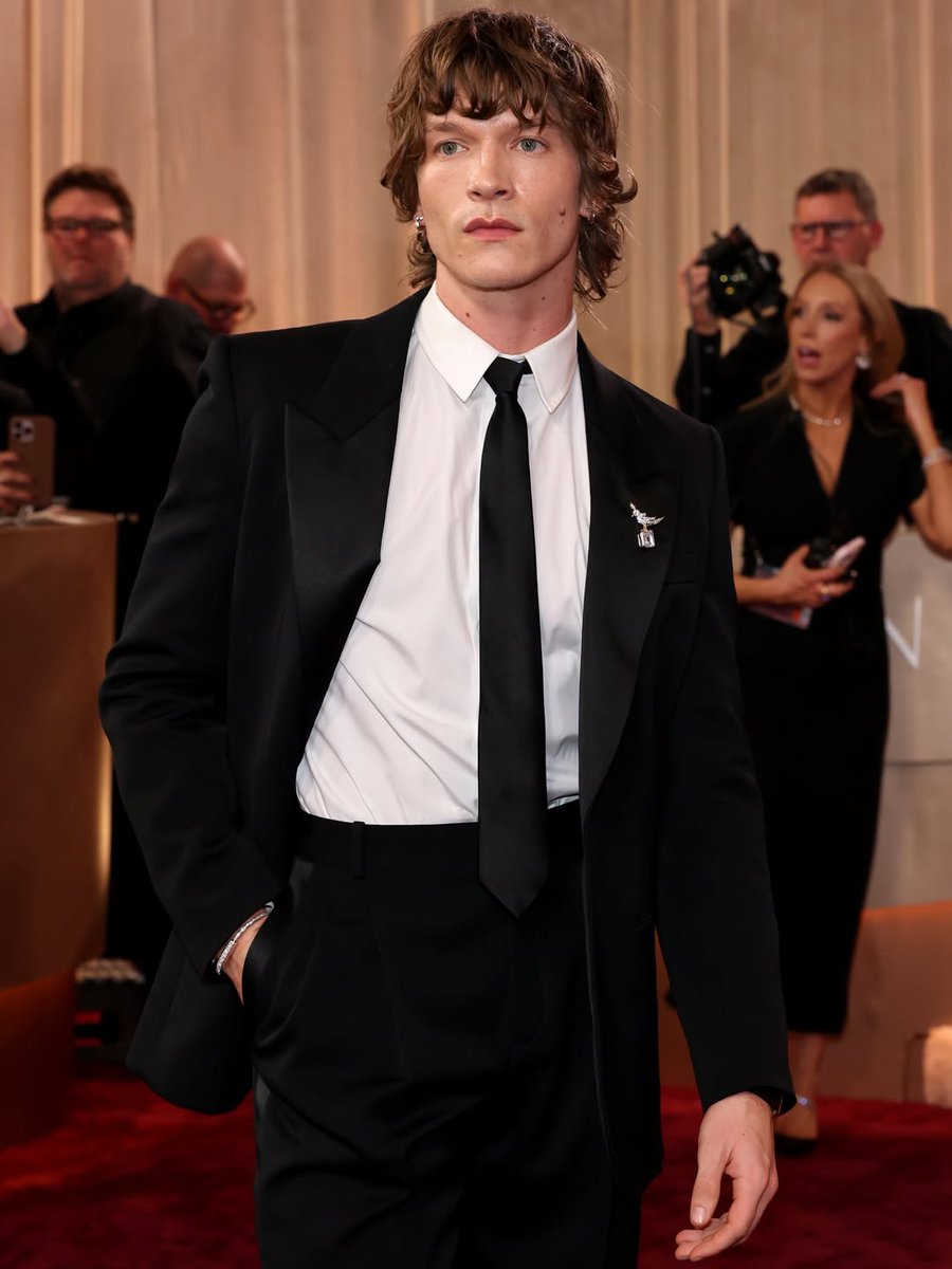 “Heated Rivalry’s Connor Storrie scores a red carpet fashion goal on the Golden Globes red carpet.”

📲 justjared via instagram