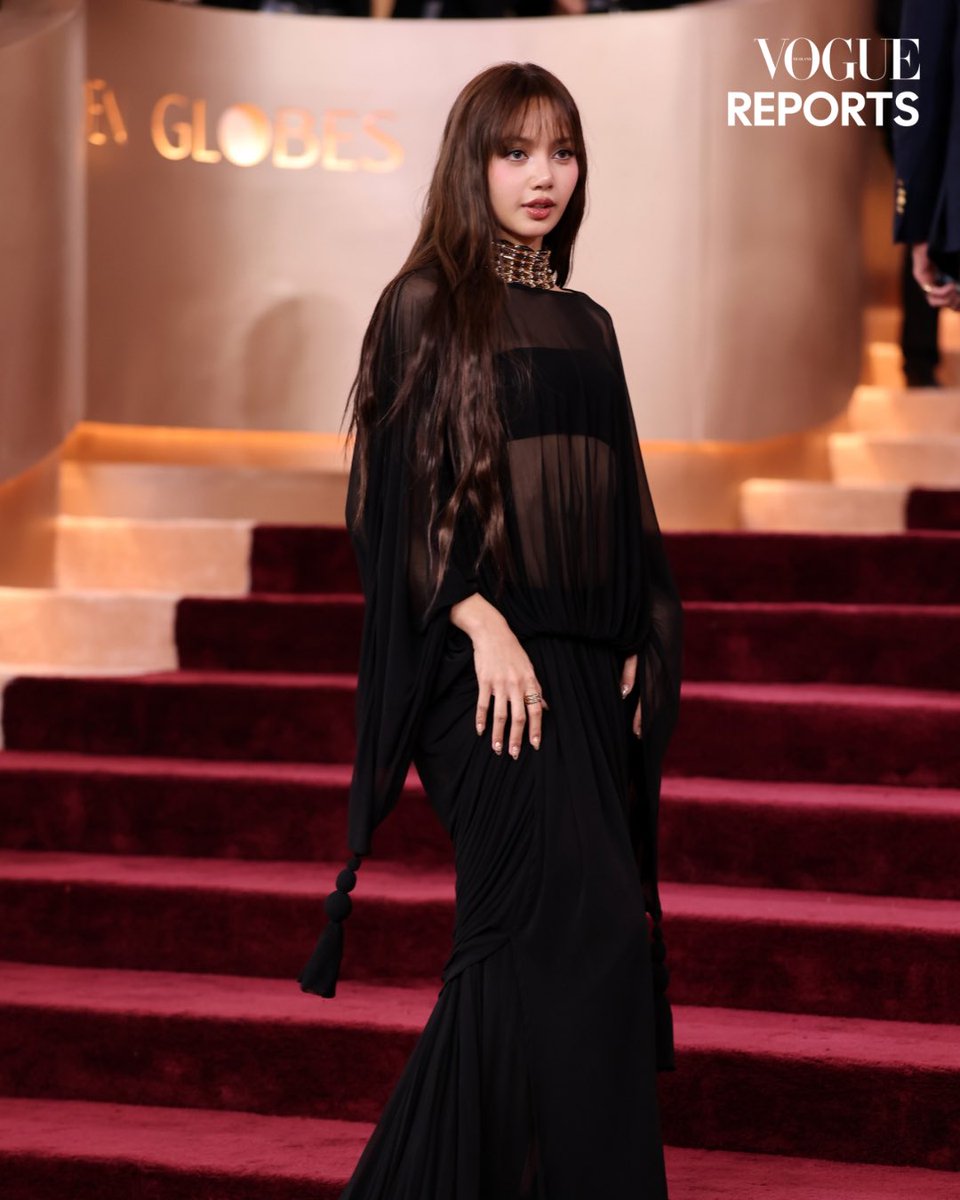 VogueThailand's tweet image. #VogueReports เปิดโมเมนต์พรมแดงของ ‘ลิซ่า-ลลิษา มโนบาล’ บนพรมแดงงานประกาศรางวัล Golden Globe Awards ครั้งที่ 83 @goldenglobes ในฐานะของศิลปินเคป็อปชาวไทยคนแรกที่ได้รับเชิญให้เป็นผู้ประกาศรางวัลบนเวที กับโททัลลุคชุดซีทรูสีดำสวยสะกด จากแบรนด์ JACQUEMUS @jacquemus…