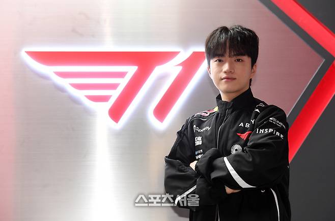 theclutchmeta's tweet photo. Keria: “I’ve always thought one-club men were cool since I was young. I have that ambition. T1 is the best. There’s no reason to leave.”

Keria: “We can’t know the future, but the team and I have built mutual trust. I will continue to do my best going forward.” https://t.co/yiTtVIzj9i
