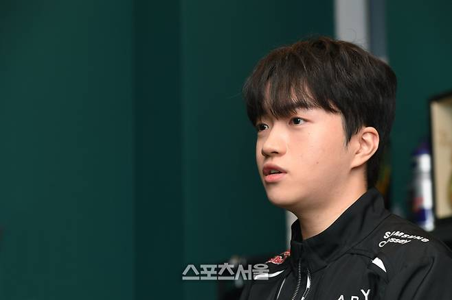 theclutchmeta's tweet photo. Keria: “I’ve always thought one-club men were cool since I was young. I have that ambition. T1 is the best. There’s no reason to leave.”

Keria: “We can’t know the future, but the team and I have built mutual trust. I will continue to do my best going forward.” https://t.co/yiTtVIzj9i