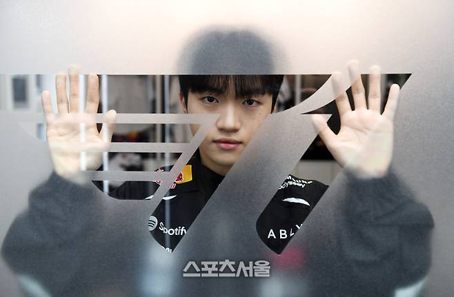 theclutchmeta's tweet photo. Keria: “I’ve always thought one-club men were cool since I was young. I have that ambition. T1 is the best. There’s no reason to leave.”

Keria: “We can’t know the future, but the team and I have built mutual trust. I will continue to do my best going forward.” https://t.co/yiTtVIzj9i