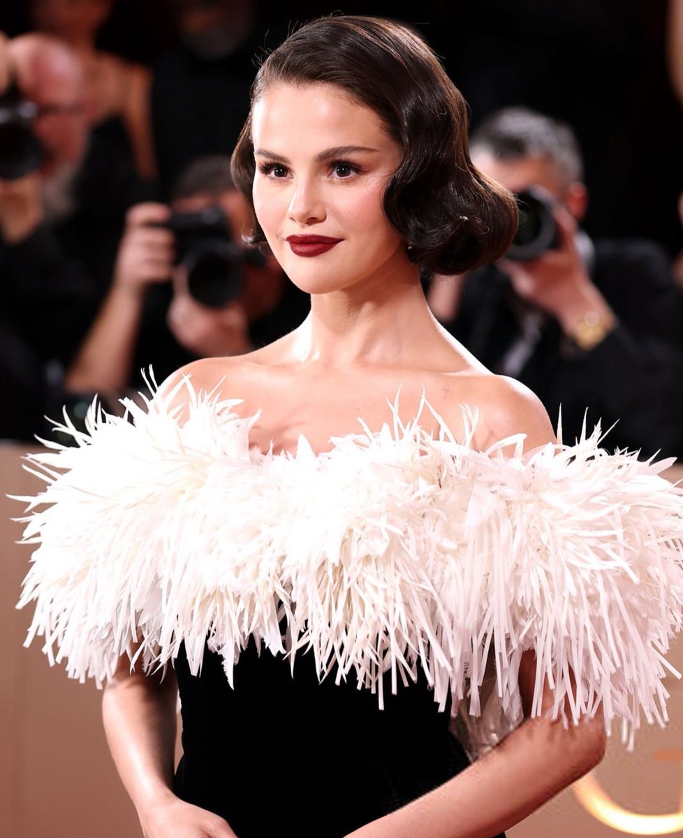 fashionspotterr's tweet image. Selena Gomez at the #GoldenGlobes