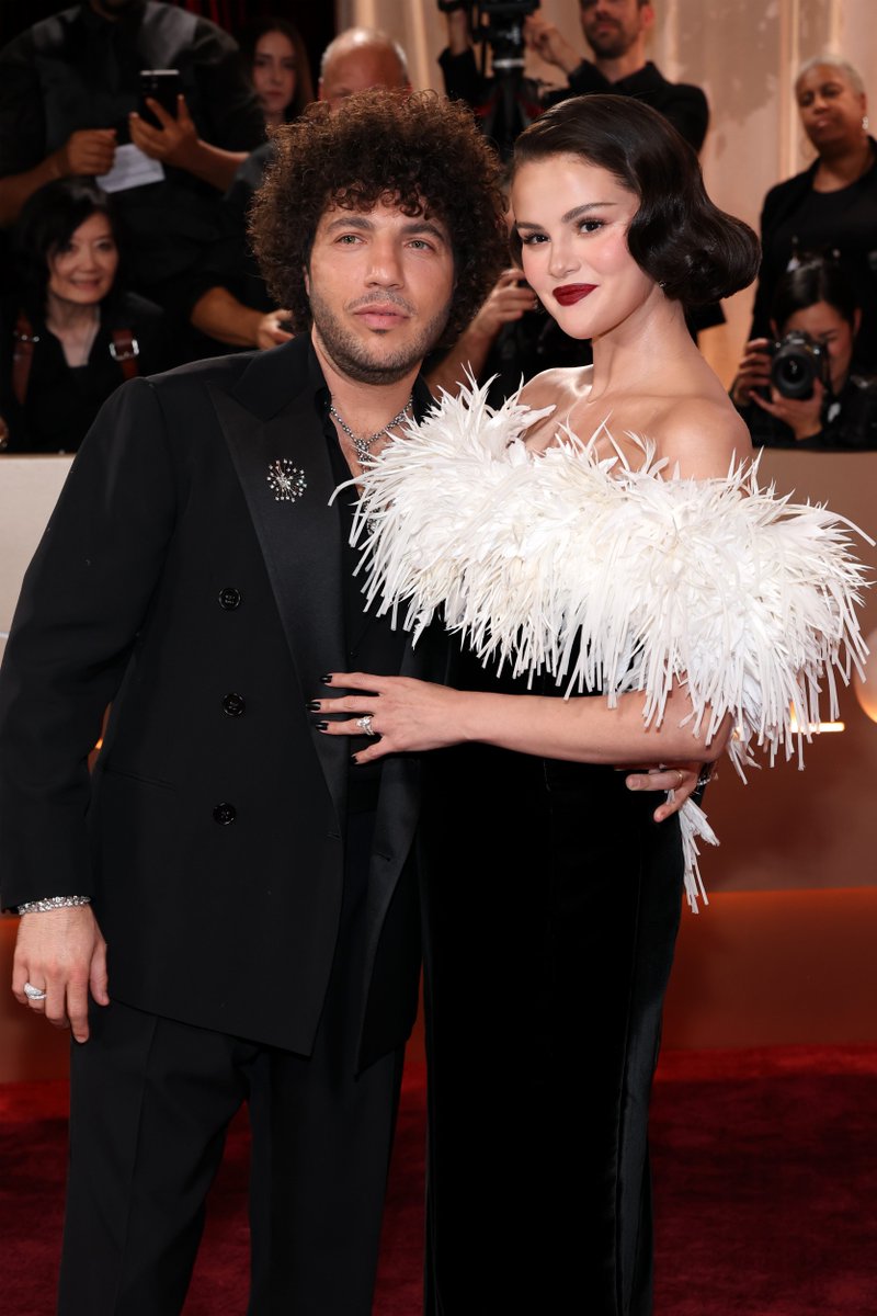 BritishVogue's tweet image. Selena Gomez is the moment in Chanel at the #GoldenGlobes: britishvogue.visitlink.me/4mQnta