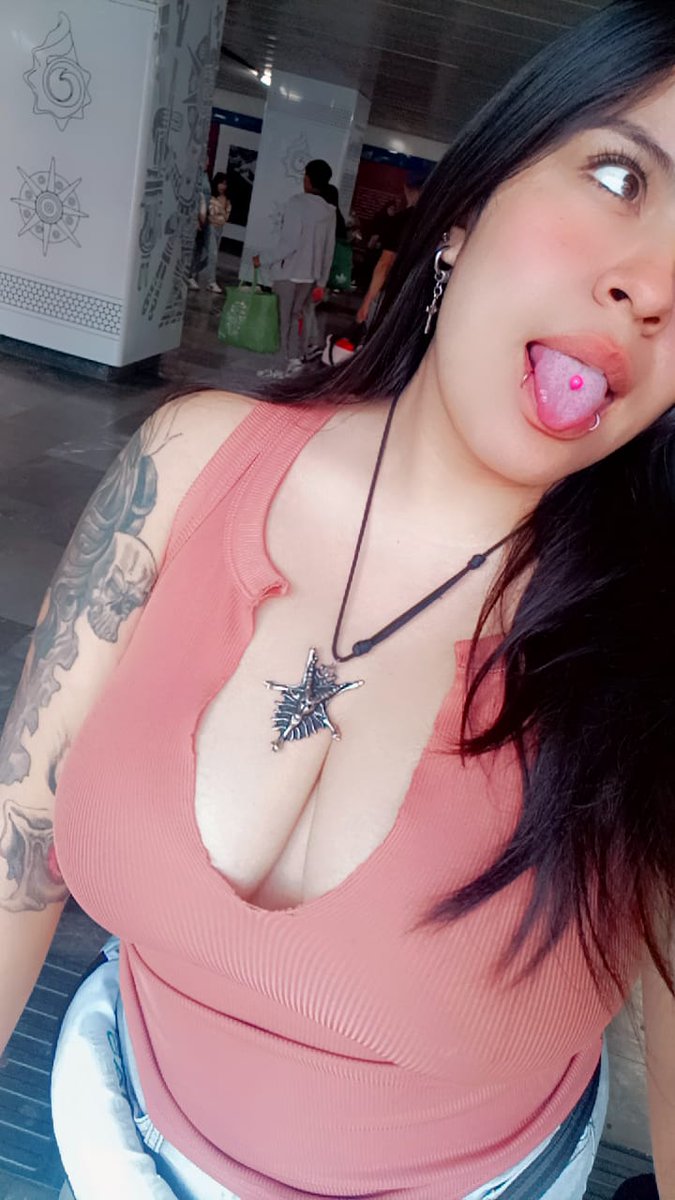 andamos en el metro....
y ya me toco recibir varios arrimones
😈💖♥️🔥🔥🥵...

entre miradas super morbosas, manoseo y arrimon, acabare super caliente de aquí 🔥

RT y hacemos dinámica de arrimon! 

#arrimonesmetrocdmx
#arrimon #hotwife #exhibit #morbo #Fetiche