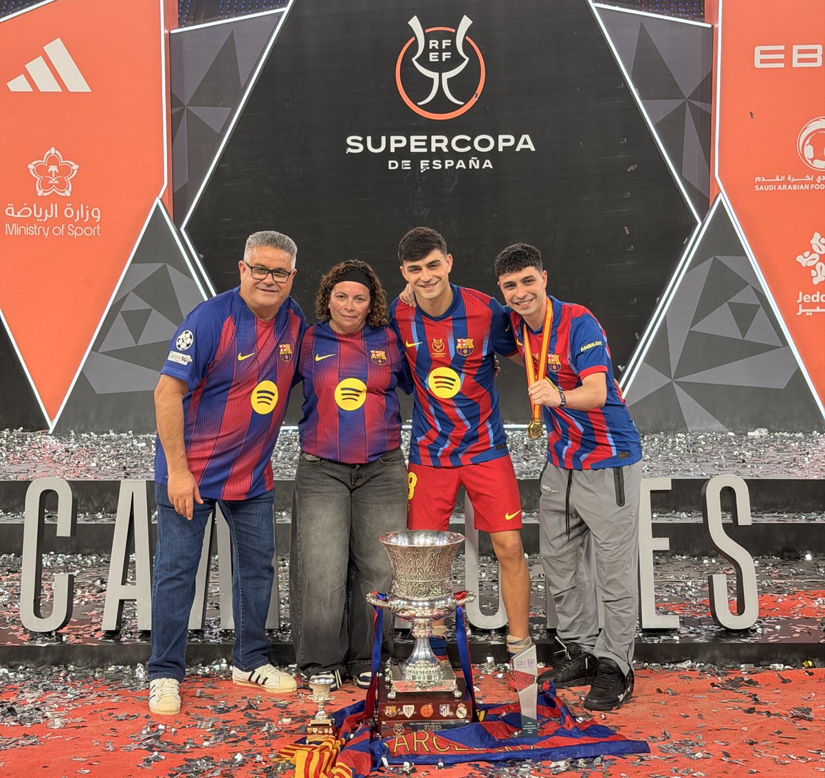 Pedri's tweet image. Todo queda en familia. 🏆💙❤️