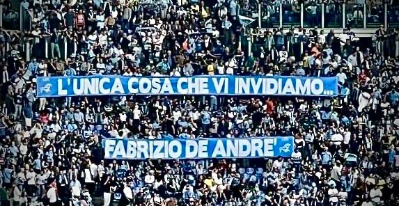 lazio_e's tweet photo. 27 anni fa ci lasciava Fabrizio De André, emblema di libertà, disobbedienza civile, attenzione agli ultimi, rifiuto di ogni autoritarismo e sopraffazione.
Qualche anno fa lo ricordammo in occasione di un match con il suo amato Genoa.
@lazio_e libertà
#DeAndre https://t.co/mvz6o5mDhK