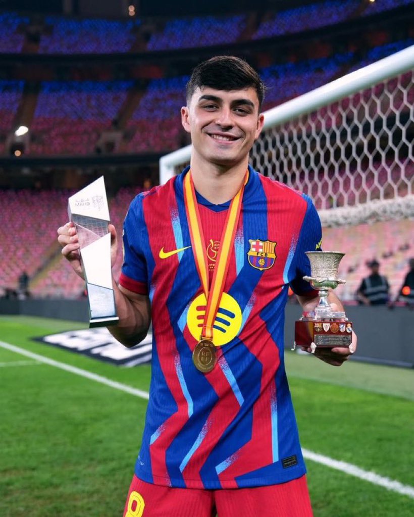 Pedri's tweet image. Todo queda en familia. 🏆💙❤️