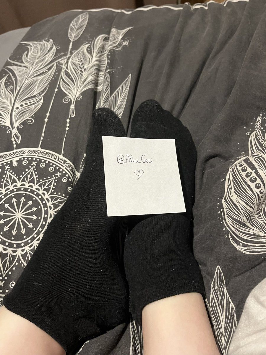AliceGrci's tweet photo. venez en mp si vous voulez voir sans chaussettes #feet #feetpic #pieds #soumis #daddy #paypal https://t.co/Jxi67bAYAP