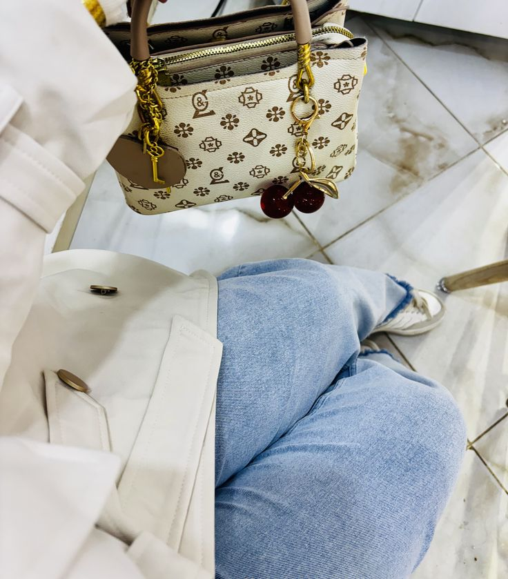 Rutalulp's tweet image. Life is a runway, so carry your bag with style and make every step count toward your beautiful bright future ✨👜👠.