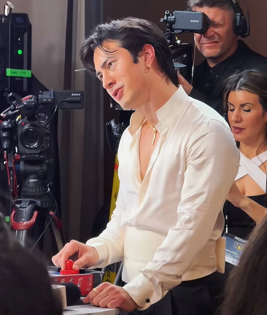 thatsoburcu's tweet image. the jacket came off 🙂‍↕️🙂‍↕️