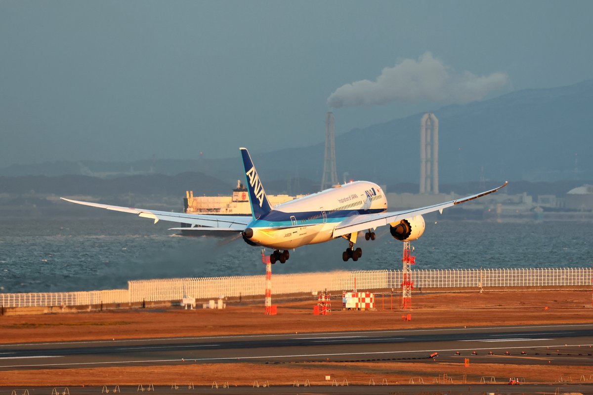 ANAのボーイング787の飛行訓練は今日もセントレアで行われています。着陸して停止せず離陸するタッチアンドゴーの訓練が中心です。通常とは違う飛行ですが訓練の一環となっております。
スケジュールはこちらで公開しています。
 centrair.lnky.jp/0PXklX9