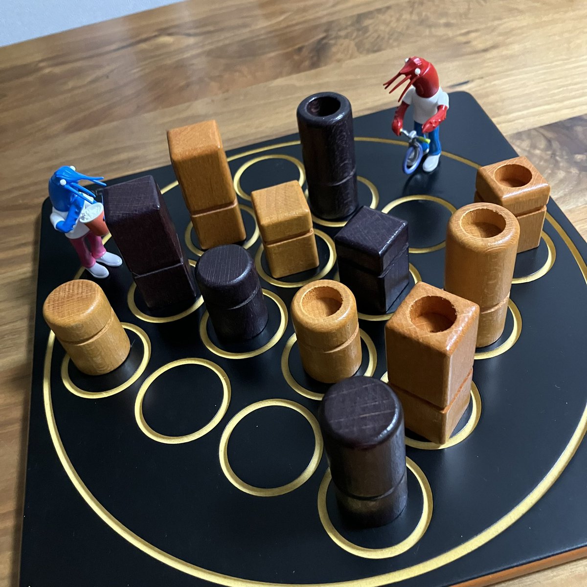 nusfrog's tweet image. カツンと鳴る音に背筋が伸びる。
『クアルト』

木の板に木駒を置く時にカツンと鳴る。囲碁や将棋のパチって音に通じる紳士淑女感🤵‍♂️色・形・高さの4目並べで、毎回対戦相手が置くコマを自分が選んで渡す❗️凄いルール！リーチのヤバい駒を渡しちゃってドキドキ🤣気づくな気づくな💦面白いなぁ。