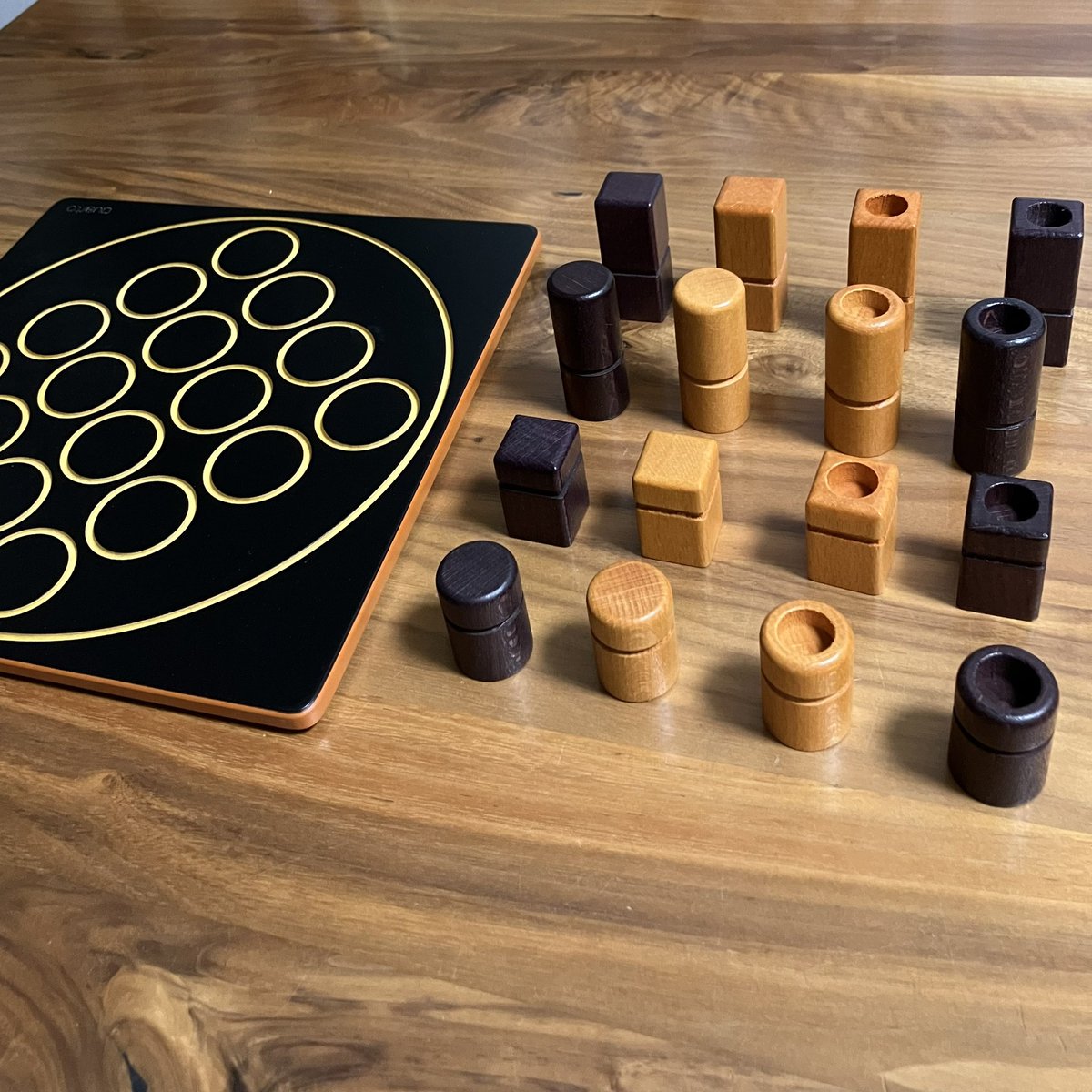 nusfrog's tweet image. カツンと鳴る音に背筋が伸びる。
『クアルト』

木の板に木駒を置く時にカツンと鳴る。囲碁や将棋のパチって音に通じる紳士淑女感🤵‍♂️色・形・高さの4目並べで、毎回対戦相手が置くコマを自分が選んで渡す❗️凄いルール！リーチのヤバい駒を渡しちゃってドキドキ🤣気づくな気づくな💦面白いなぁ。