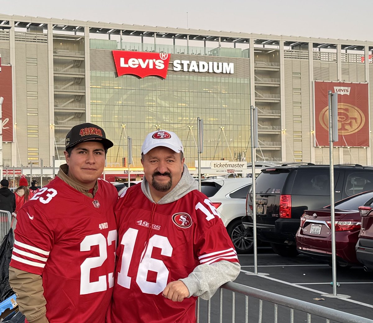 iam_jose_daniel's tweet photo. Gooo Niners!  #NFLEnTelevisa https://t.co/pZkIK6vuxP