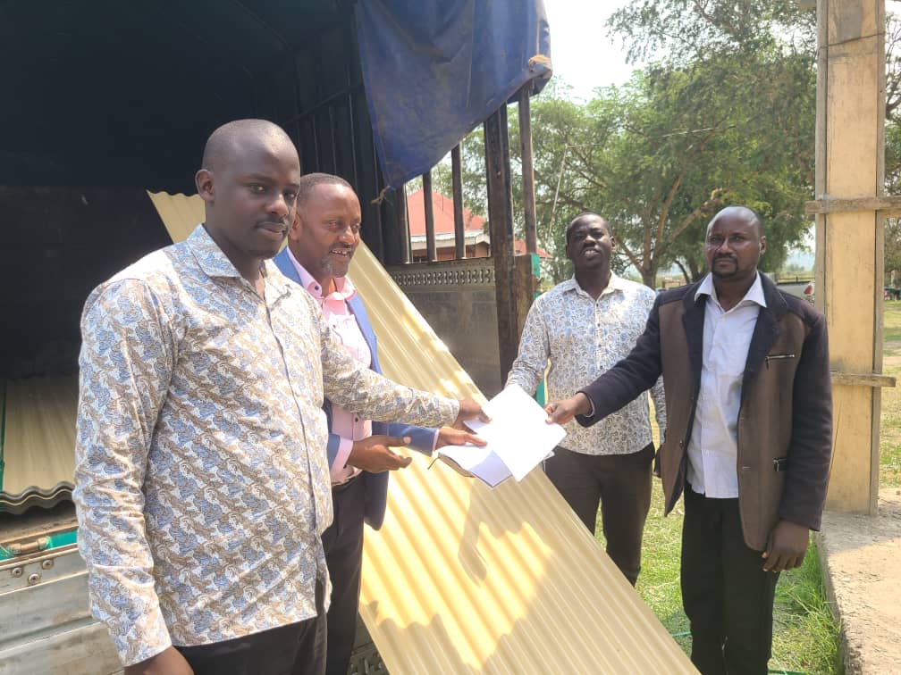 NtorokoD's tweet image. RDC, LCV&amp;amp;CAO handed over a consignment of 320 pieces of iron sheets from the Office of the Prime Minister to support the construction of Kanara SC Admin block.  The OPM is in final stages of Procuring land for resettlement of flood victims as pledged by the President YK Museveni