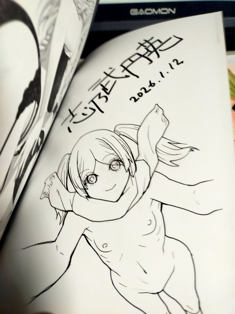 朝のサイン本活動。これで20冊かな?
最近は色紙や豪華本にイラスト付き直筆サインを作家さんがよくやってるけどまだまだ感覚が消費者側なのでもらえたら嬉しい反面自分がやるのはまったくピンとこないね
ここ数年サイン本書いてるのだからそろそろ慣れないと 