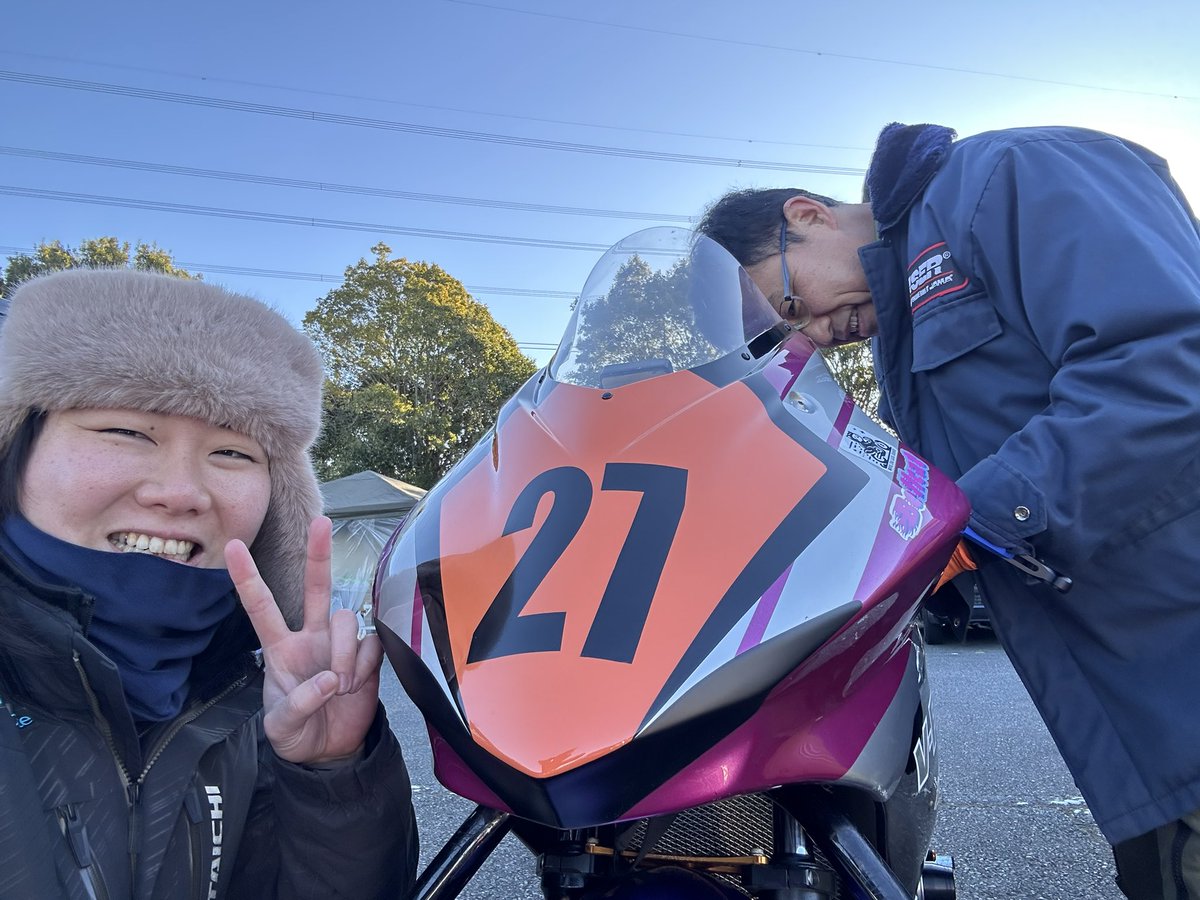 Ichigoshake71's tweet photo. ついに極寒耐久😆😆ほんとに寒い！！⛄️
みすずちゃん(@SuzuGromNyaan )と３時間耐久、OP125クラスに出場🙋‍♀️ゼッケン27番です🫡
昨日今日はメカさん付きで贅沢させていただいております🥺
転ばないように気をつける！！！ https://t.co/aWFi7igg8f