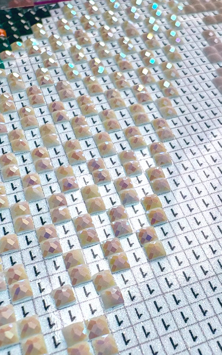 torisukiii834's tweet image. ABビーズ地獄です😆
初めてこの置き方に挑戦してます💪
なんか意外と楽しい…🤤
ピンセットの良い練習になります✨
#DAC
#ダイヤモンドアート