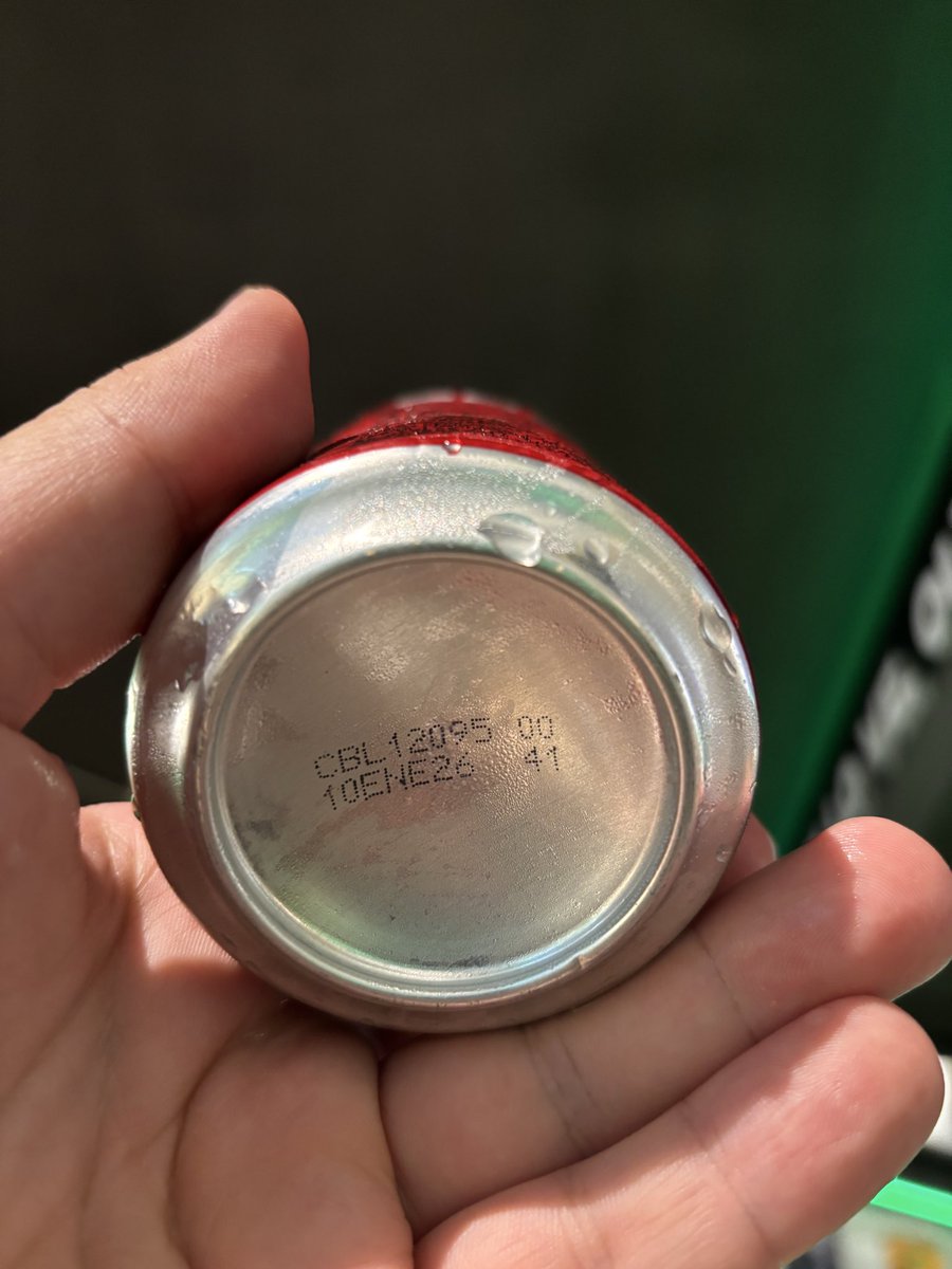 GdAdvice4Money's tweet photo. @CocaCola_Py 

Me ayudan con esta consulta, acabo de tomar el último sorbo de esta coca y sentí algo sólido y cuando escupi salió esta mosca… 

Compré y abrí yo la lata, me entregaron sellada la lata…

Quedo atento 🙌🏻
#CocaExtraProteina
#CocaCola https://t.co/nI36WDdmSF