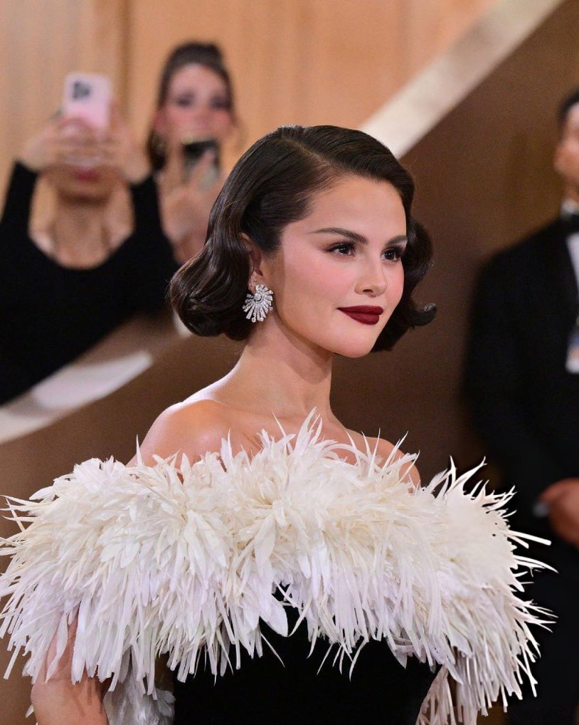 selenagomezbr's tweet image. FACE CARD never declines.