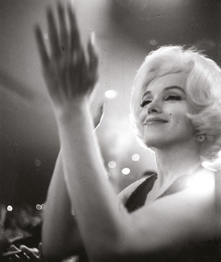 oldhllywoods's tweet image. marilyn monroe photographed at the 1962 golden globes. #GoldenGlobes