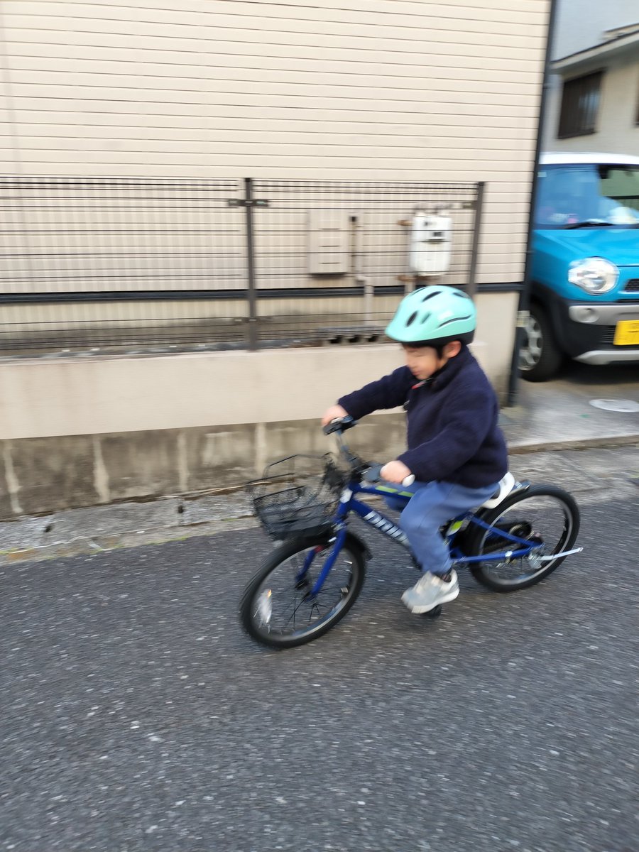 pekokapi's tweet image. おはようございます☀
お兄ちゃんのお下がりの自転車が壊れかけているのとサイズが小さくなってきていたので、昨日次男の新しい自転車買い替えた。朝から楽しそうに乗っています😊