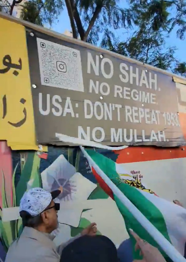 SprinterPress's tweet image. ‘NO SHAH, NO REGIME, NO MULLAH’

Writing on truck suggests attacker not like Ayatollah AND pro-Israel Shah