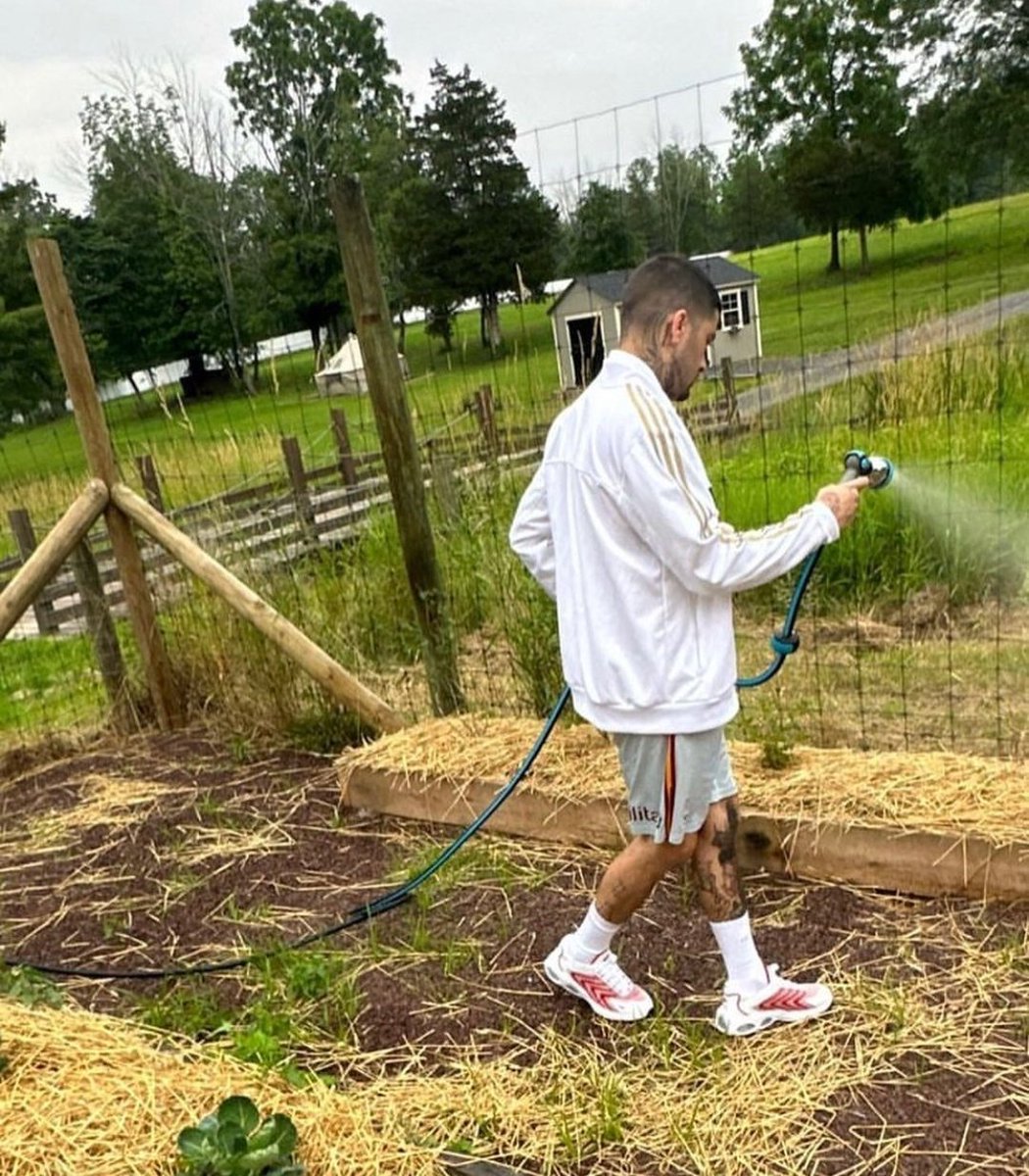 Zziranghee's tweet image. THE WAY THEY ARE BOTH FARMERS 😭😭