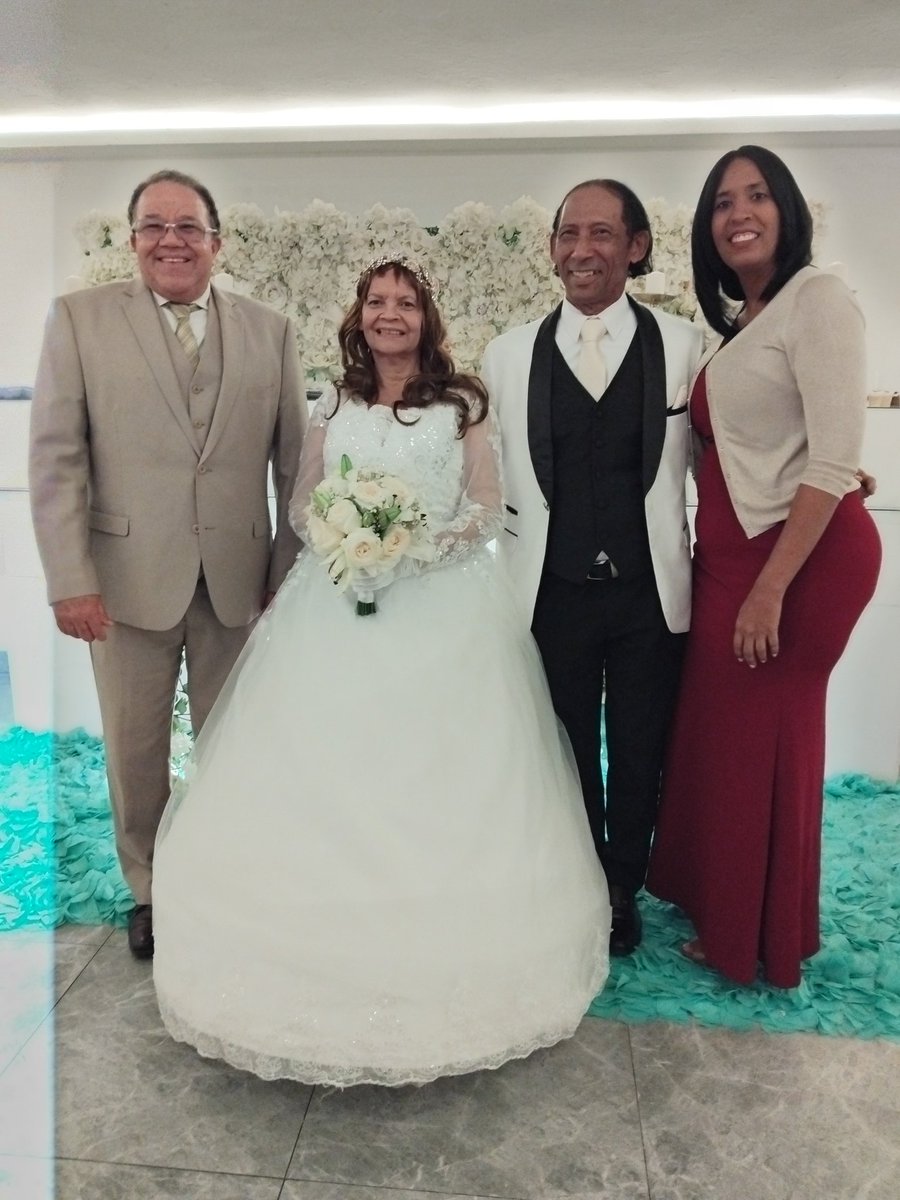 elegante retrato de el novio con un ramo de flores de flores un hombre es  preparando, image size:900x1200