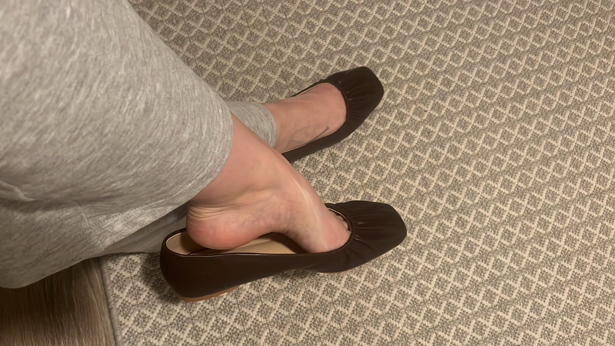 BobbiLocket's tweet image. Dangling shoes only for you!😝