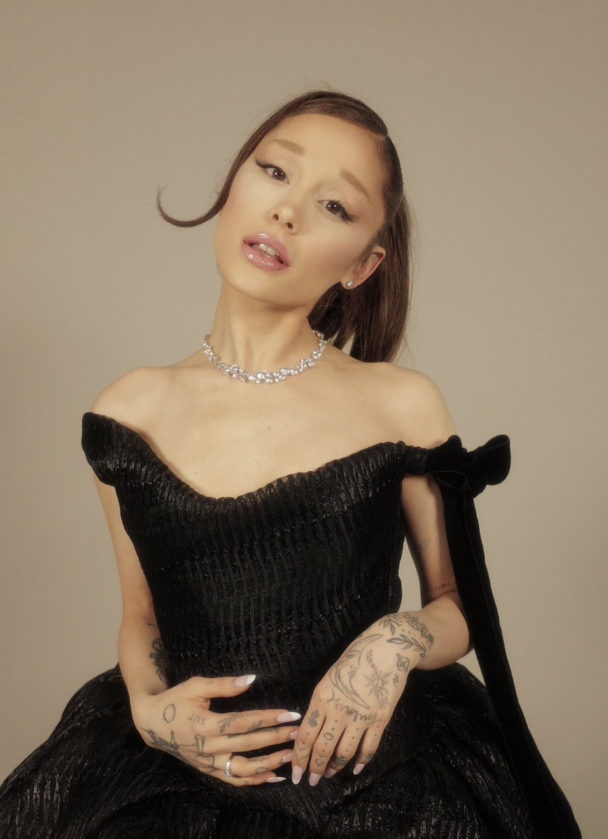 PopBase's tweet image. Ariana Grande stuns for the #GoldenGlobes.