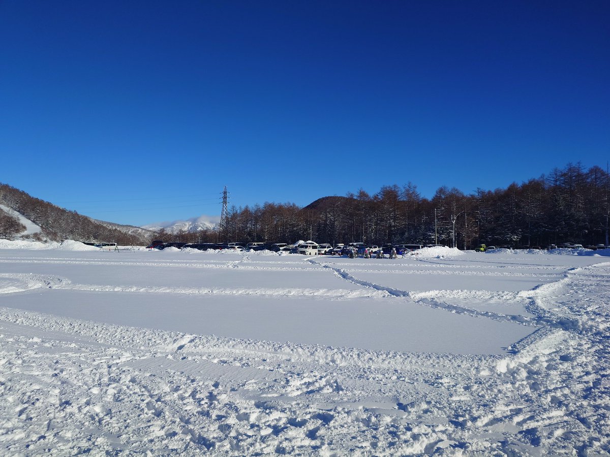 KatanumaFactory's tweet photo. 今日も湯の丸へ。
道路は麓から雪道
雪質よし、天気よし、パークは造成中 https://t.co/P7lCWHDsXt