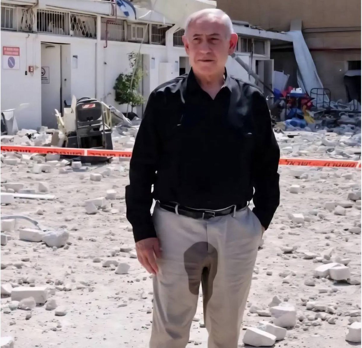 SprinterPress's tweet image. Israel has opened bomb shelters in the Gush Dan agglomeration, which includes Tel Aviv.
 Kan TV channel: "Bomb shelters in Tel Aviv were opened due to the possibility of an Iranian response to the upcoming US strike."
 Kan TV channel: "Israeli security structures estimate that…