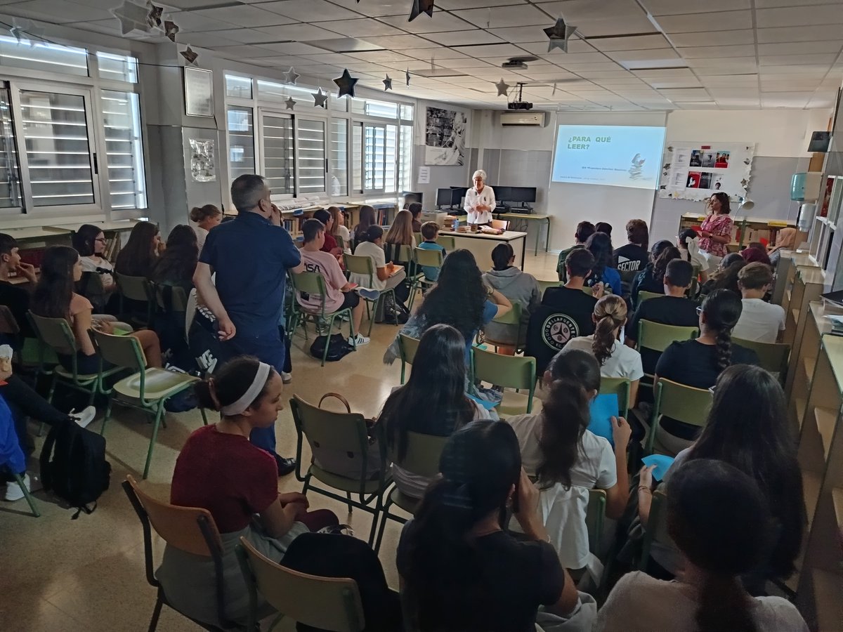 iespsb's tweet photo. Nuestro centro tuvo el honor de recibir el 24 de octubre, Día Internacional de las Bibliotecas, a Doña Aurora Gil Bohórquez, Catedrática de Lengua Castellana y Literatura, y experta en literatura infantil y juvenil, en un acto con el alumnado de nuestros Clubes de Lectura. https://t.co/qBzFVBUbwf