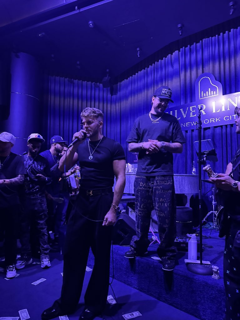 barkmeta's tweet image. when you start from zero, you learn the truth about belief. 

the first photo is 4 years ago when we had 2 listeners on spaces. we were nobodies. no one wanted to see us win. they told us it was impossible. they waited (and rooted) for us to fail.

but you can’t beg people to see…