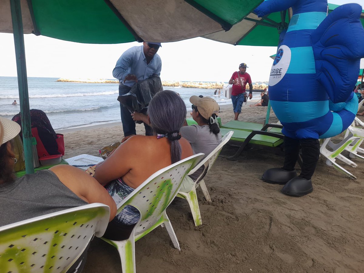 #PacaribeSocial I Construimos cultura ambiental desde la educación ♻️.
A través de jornadas de Información, Educación y Comunicación en playas🌊, sensibilizamos a la comunidad sobre la importancia del manejo responsable de los residuos sólidos y el cuidado del mar✅.