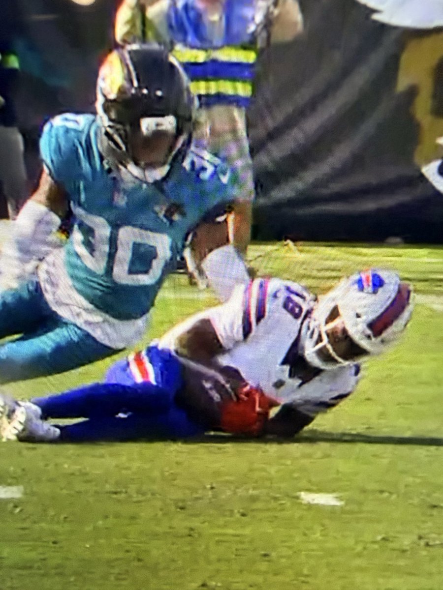 I mean this is ridiculous. One is a catch one is not. Smh #BillsMafia