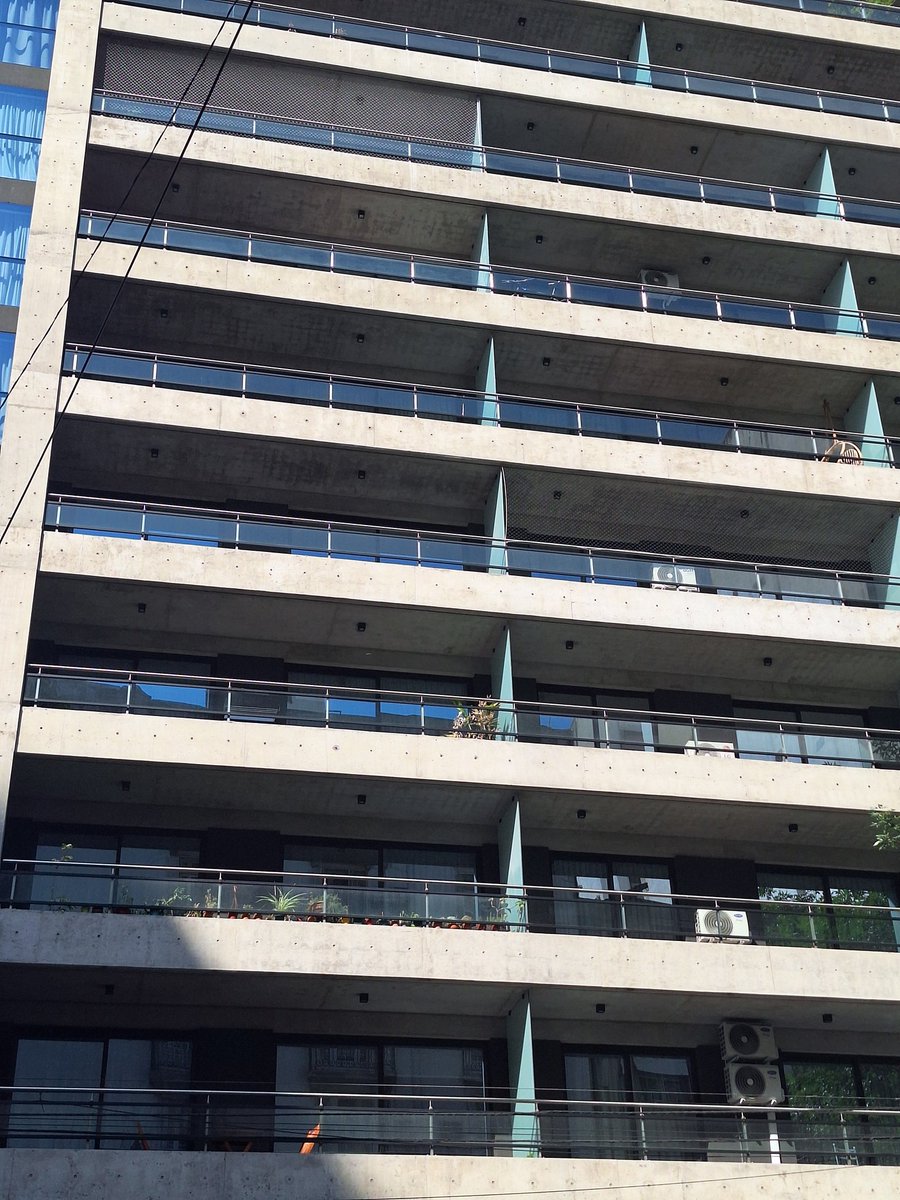fedeaikawa's tweet image. Una cosa que noto en Buenos Aires es que los edificios nuevos no tienen persianas. Lindo horno.